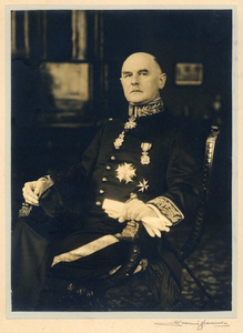 842416 Portret van jhr. mr. dr. Lodewijk Hendrik Nicolaas Bosch ridder van Rosenthal (1884-1953), zittend in ...